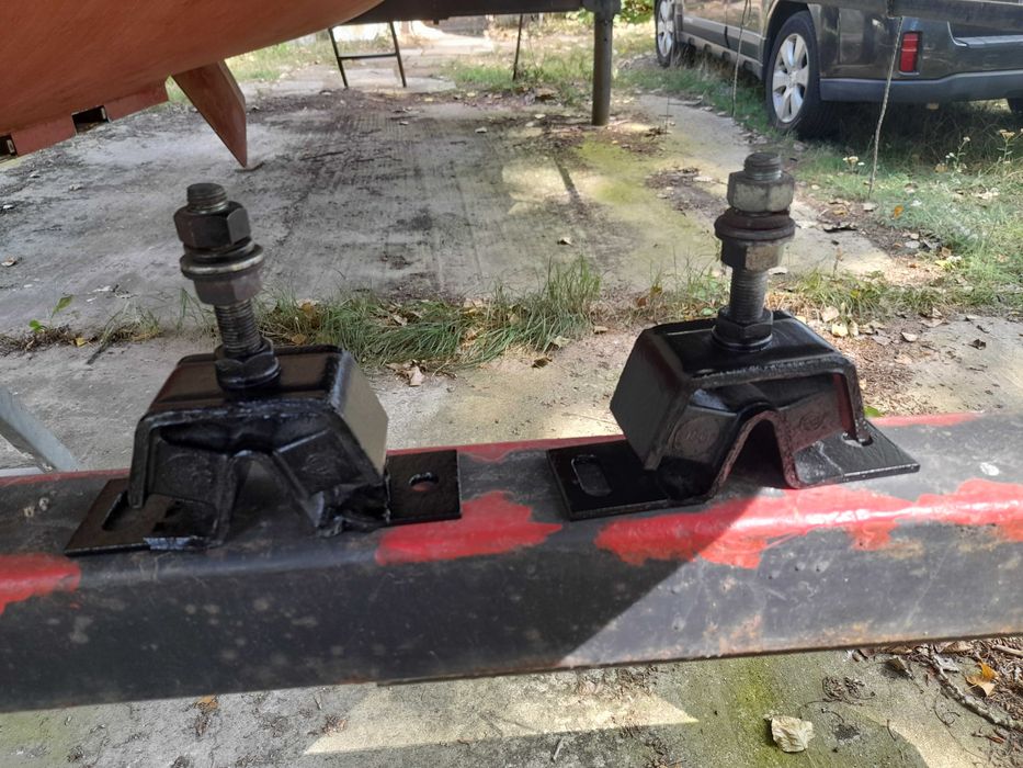 Dwie poduszki do silnika Yanmar