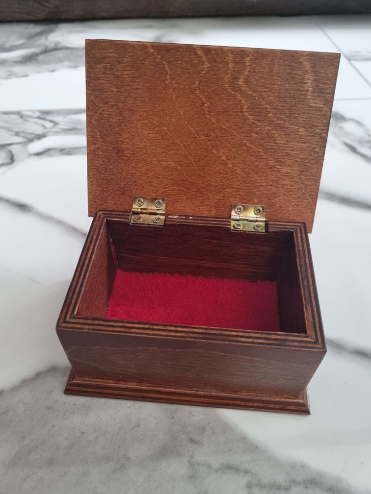 Szkatułka drewniana na biżuterię