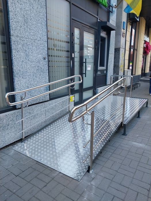 Пандус для маломобільних людей