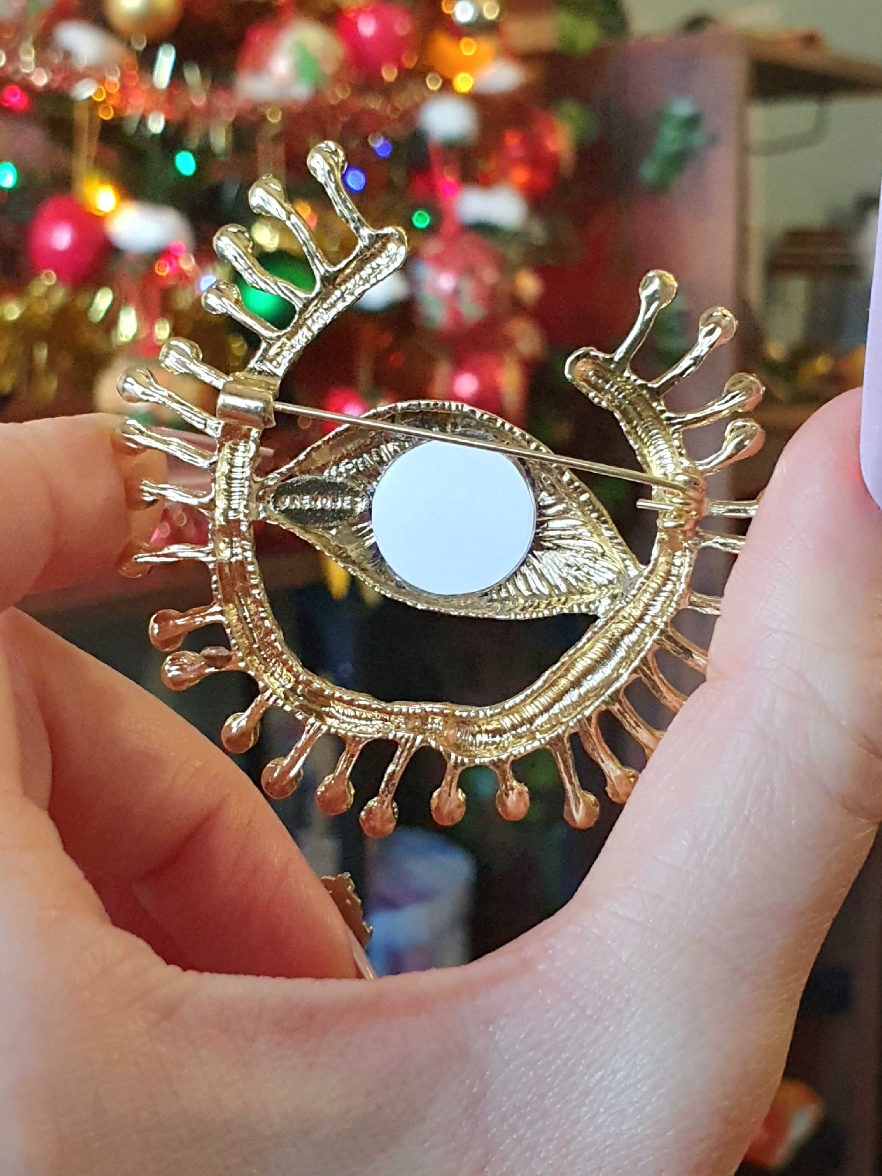 Broche pregadeira alfinete surrealista olho roxo violeta lilás dourado