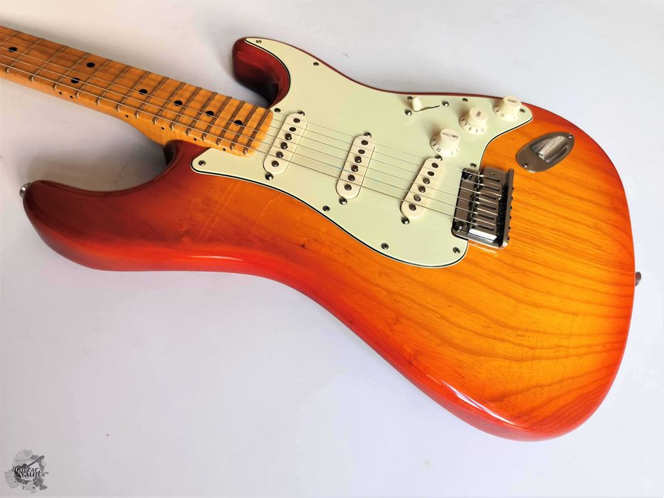 Fender Custom Shop Deluxe Ash Stratocaster® '2009 Aged Cherry Sunburst