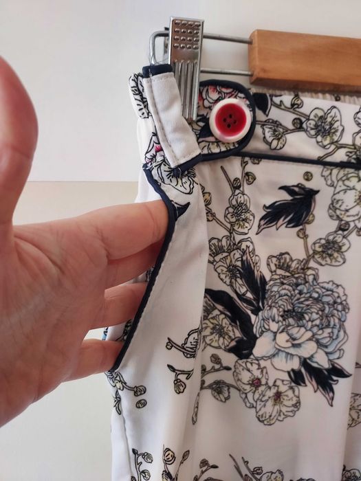 Calças estampadas brancas com bolsos