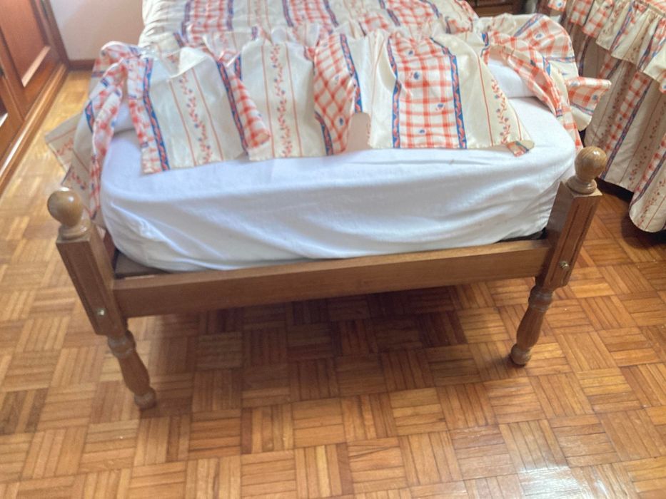 Vendo cama de solteiro com colchão