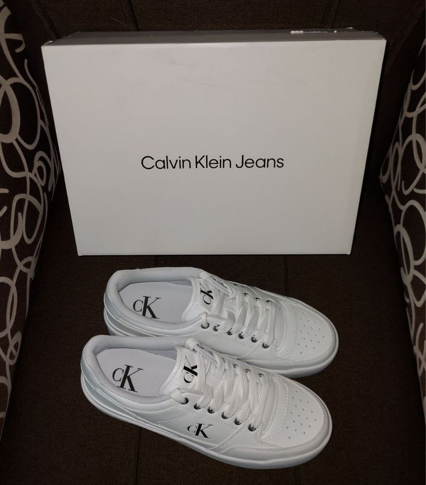 Жіночі базові білі кеди Calvin Klein 39