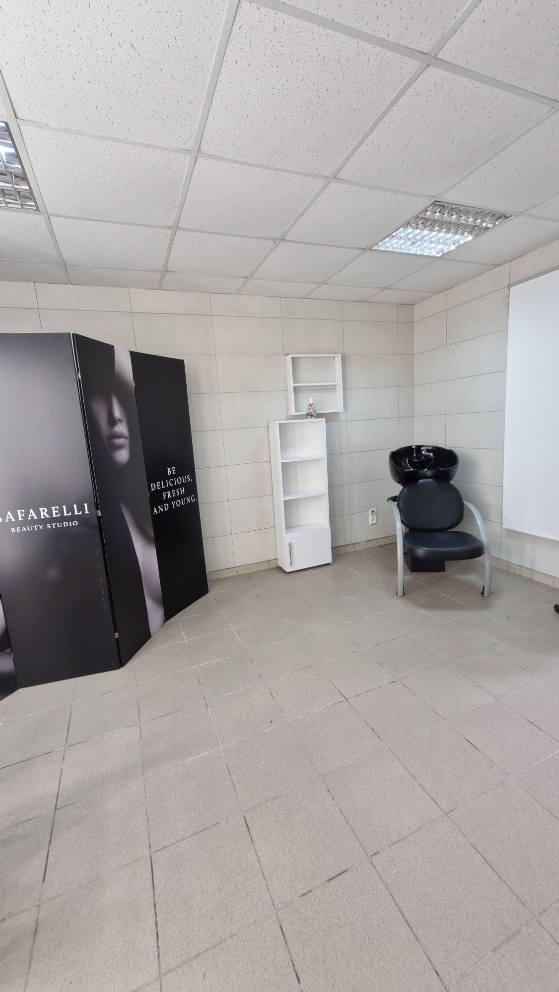 Продам салон краси по вул Перемоги, центральний вхід з фасаду