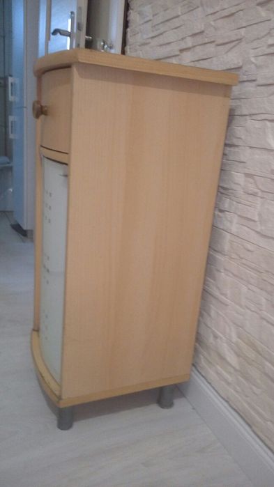 szafka łazienkowa szklane drzwiczki