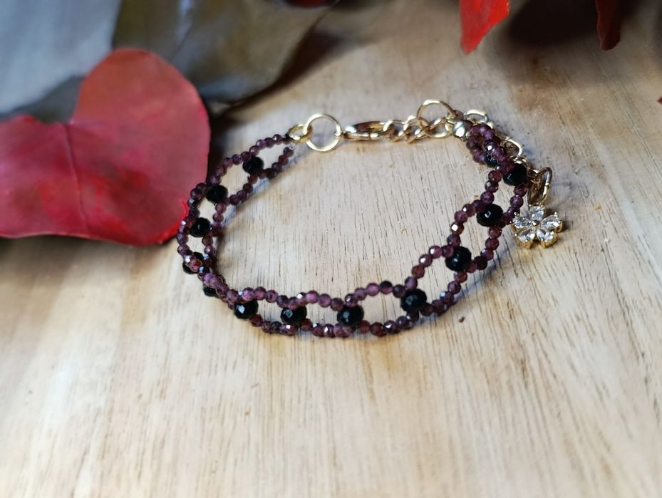 Ażurowa bransoletka z granatem