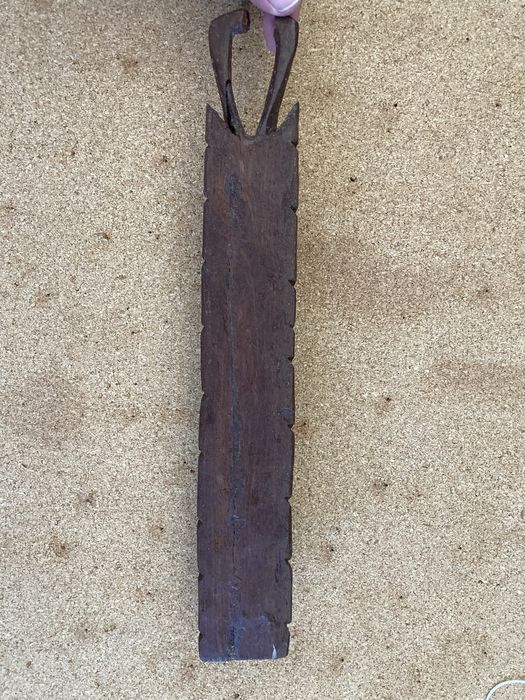 Estatueta de madeira