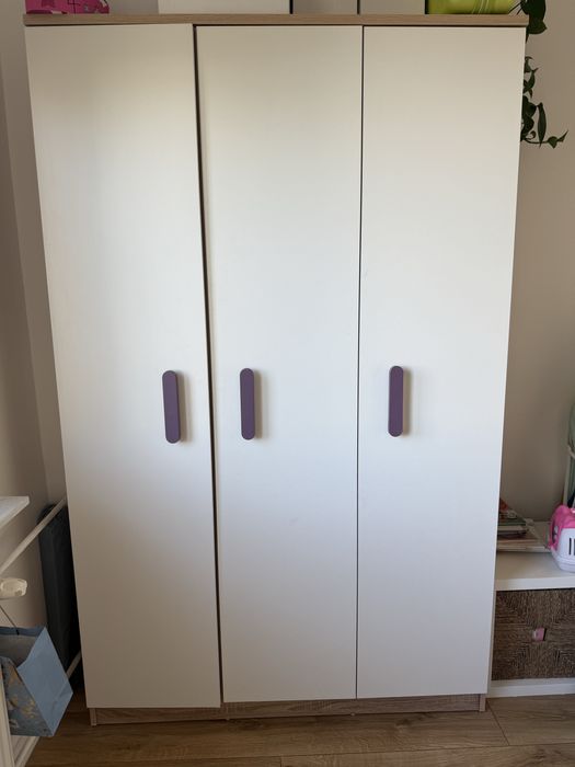 Szafa z półkami i wieszakiem