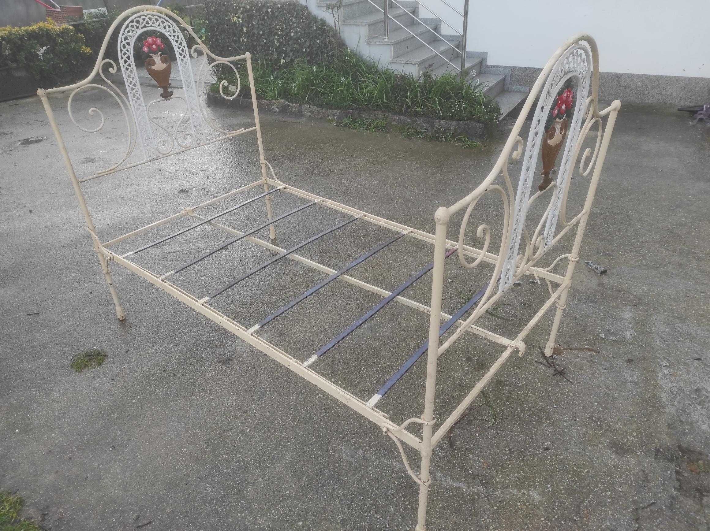 Cama de ferro antiga