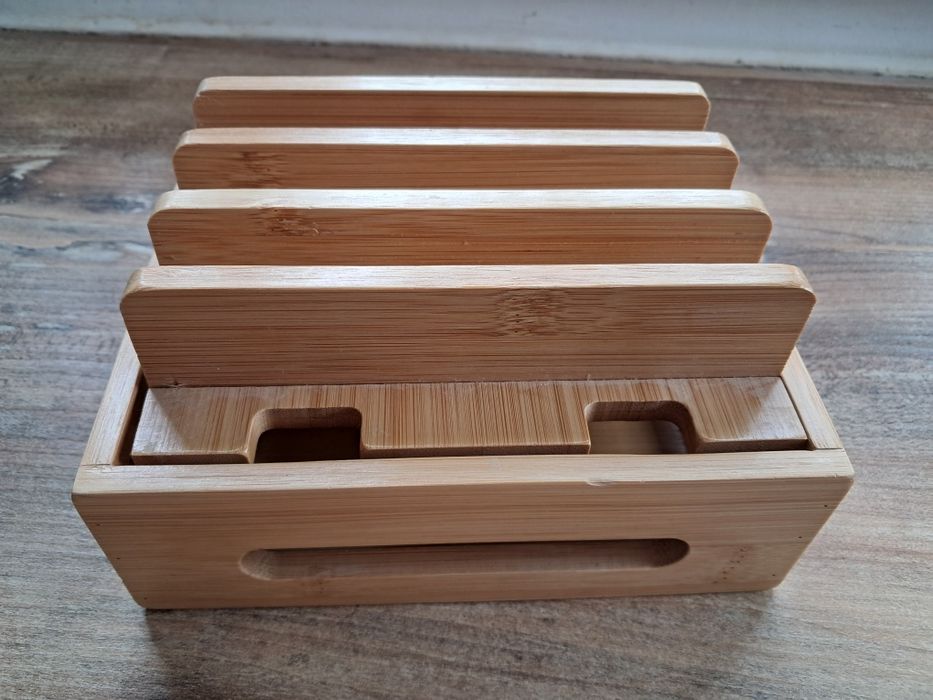 Bambusowy organizer do ładowania telefonów stojak