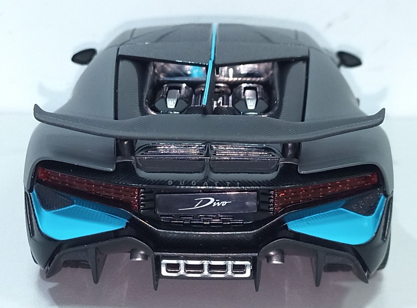 Bugatti Divo металлическая модель 1:24 RASTAR