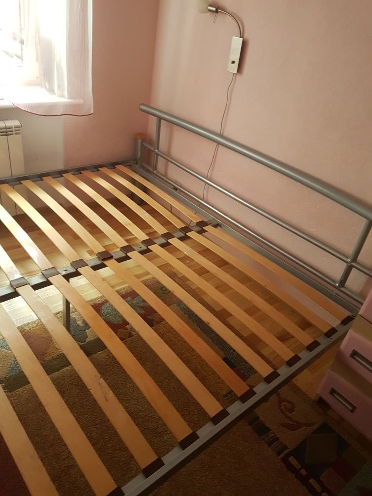 Кровать двуспальная, матрасы в подарок