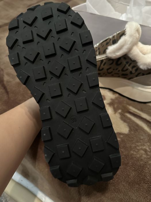 Нові теплі кросівки 38 розміру 24,5 см устілка