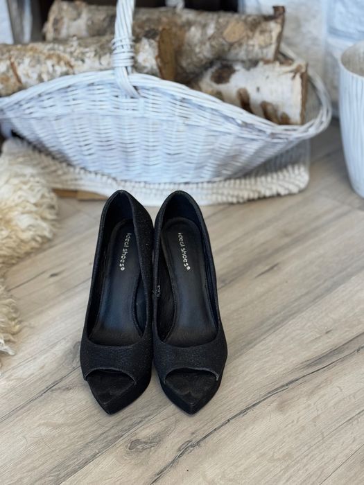 Wysokie szpilki na słupku na platformie