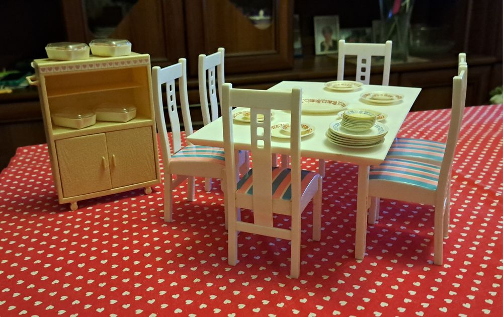 Szafka serwują, stół z krzesłami