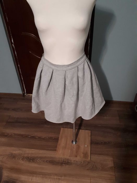 Zestaw (2 spódniczki i sweter)