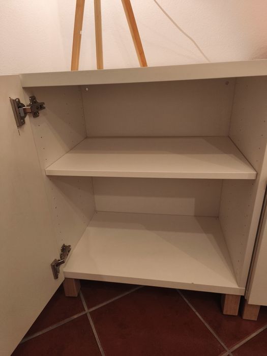 Móvel Besta IKEA com pés