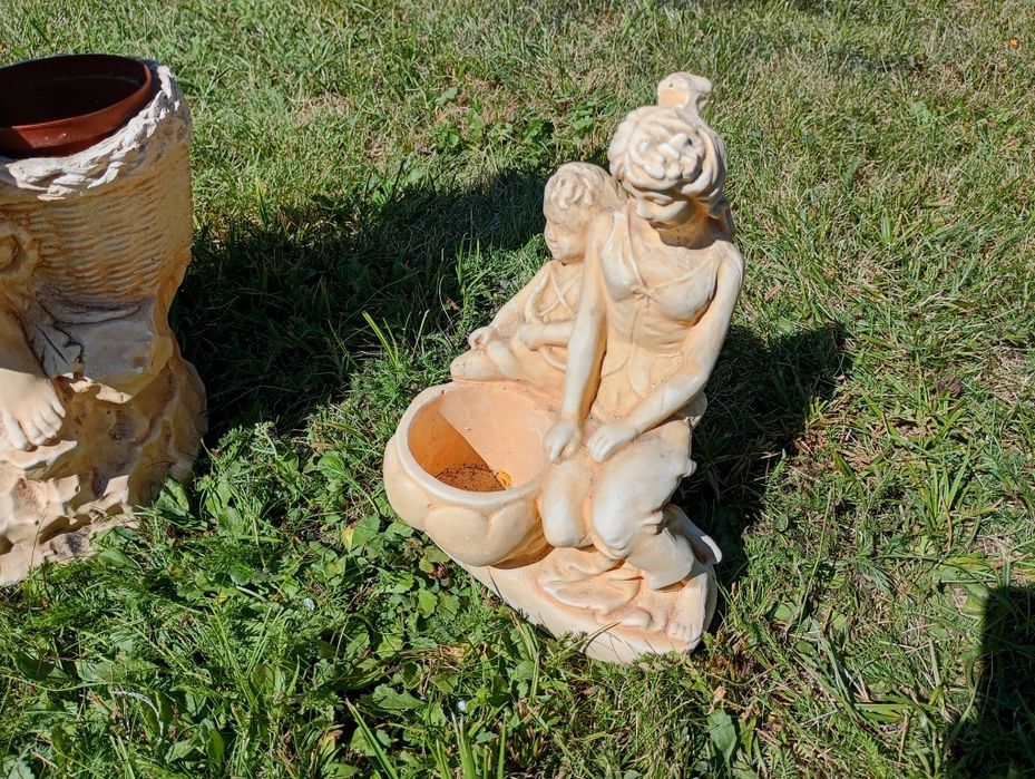 Figurki ogrodowe ozdobne na kwiaty