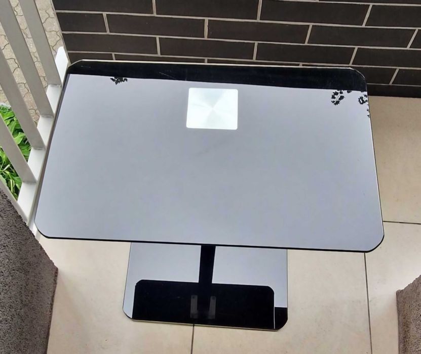 Stolik ze szkła w kolorze czarnym pod laptop do 18 cali