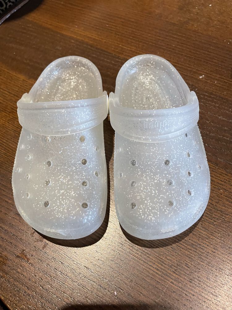 Várias sandálias tipo Crocs