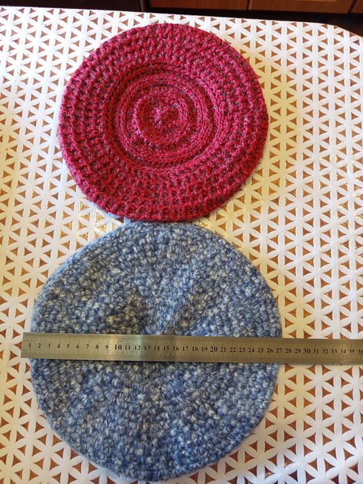 Берети в'язані гачком та спицями.