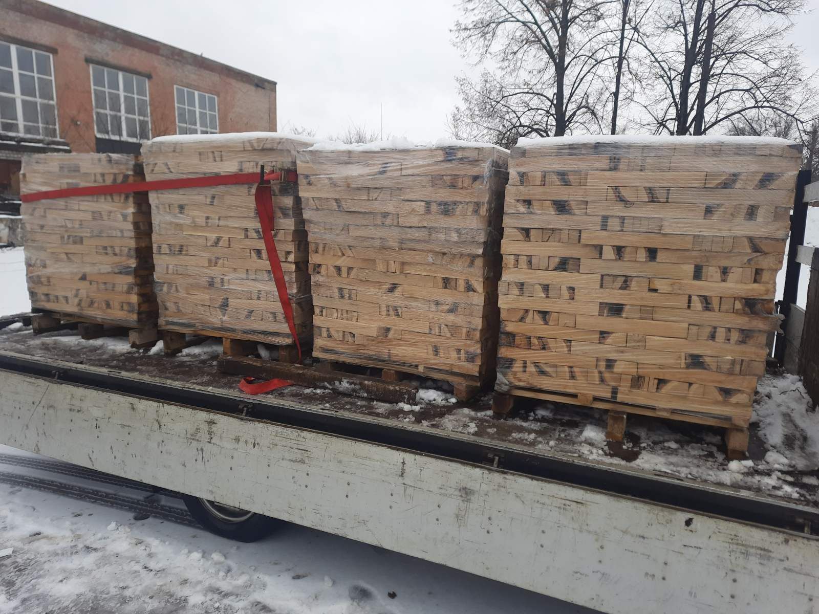 Дрова дубові сухі складені попиляні