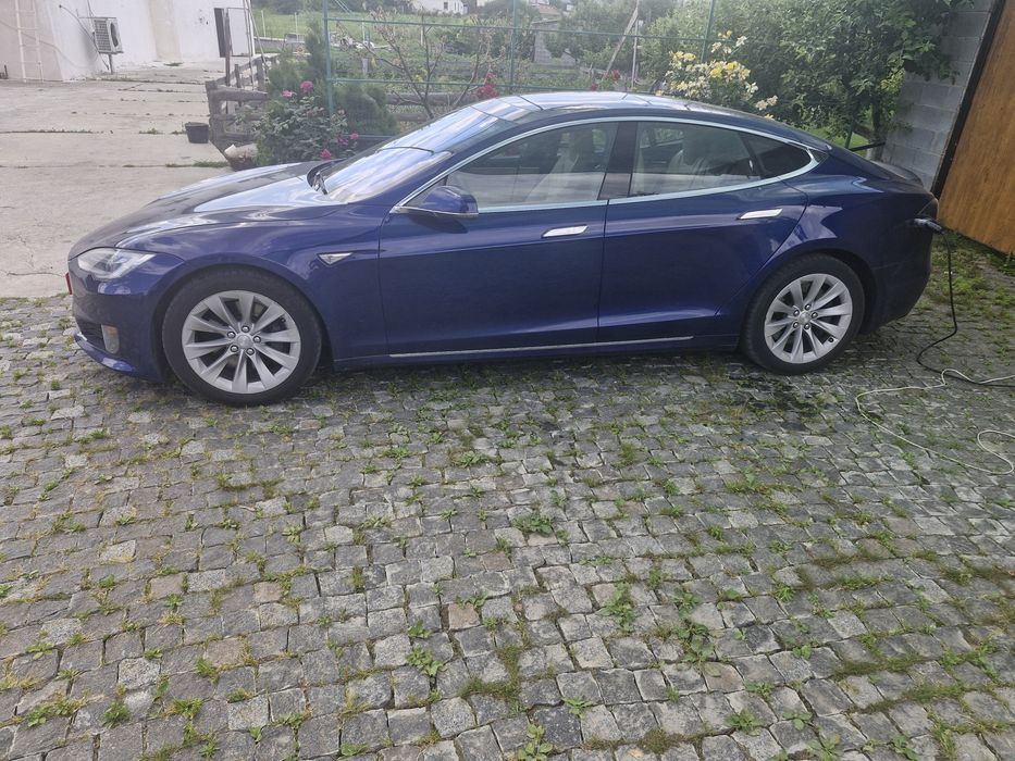 Автомобіль тесла