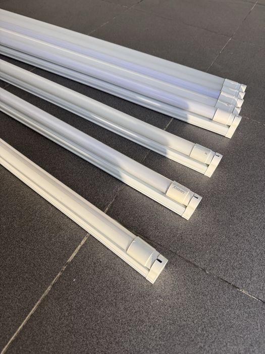 8 focos de Luz em led tubo 22 watts.