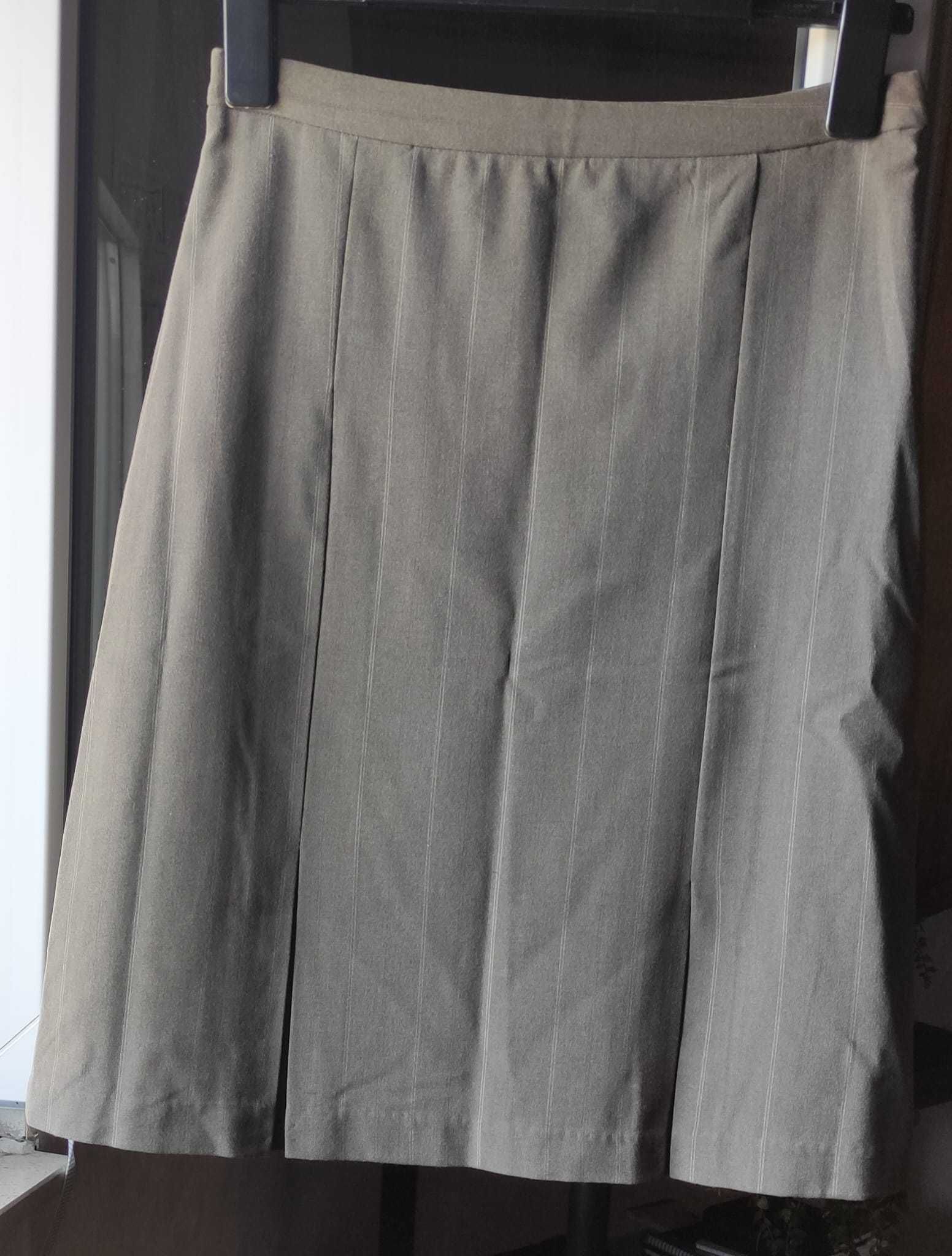 Elegante Saia Cor Café Com Leite e Risca Fina e Discreta Bege