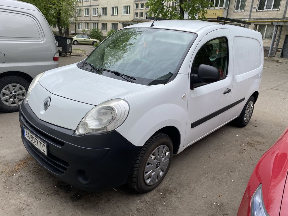 Renault kangoo  груз. 2013 года с люком, фаркопом и реллингами