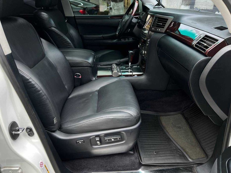 Lexus LX 570 AT 2011