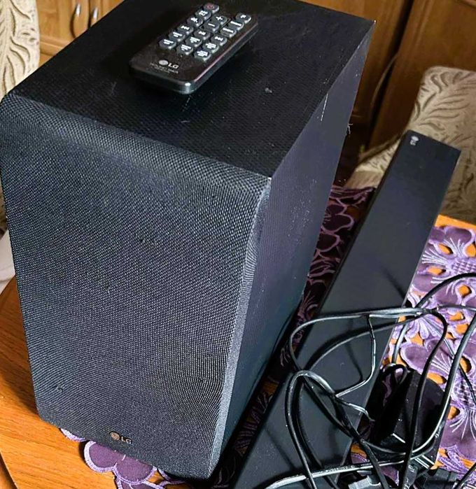 LG SJ4 z pilotem czarny