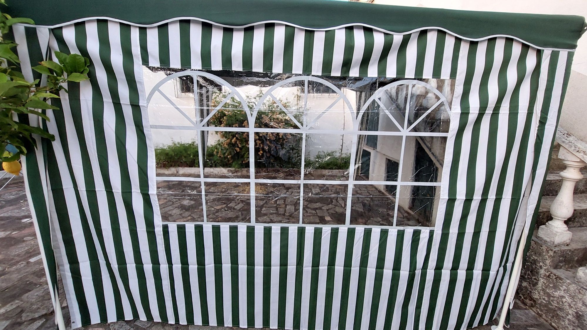 Tenda tipo pavilhão ou pergula verde