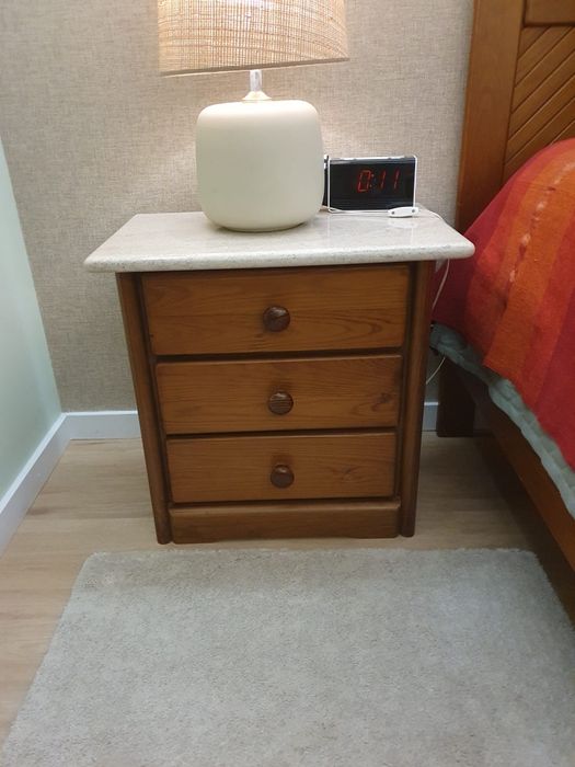 Mobília de quarto de casal em madeira maciça
