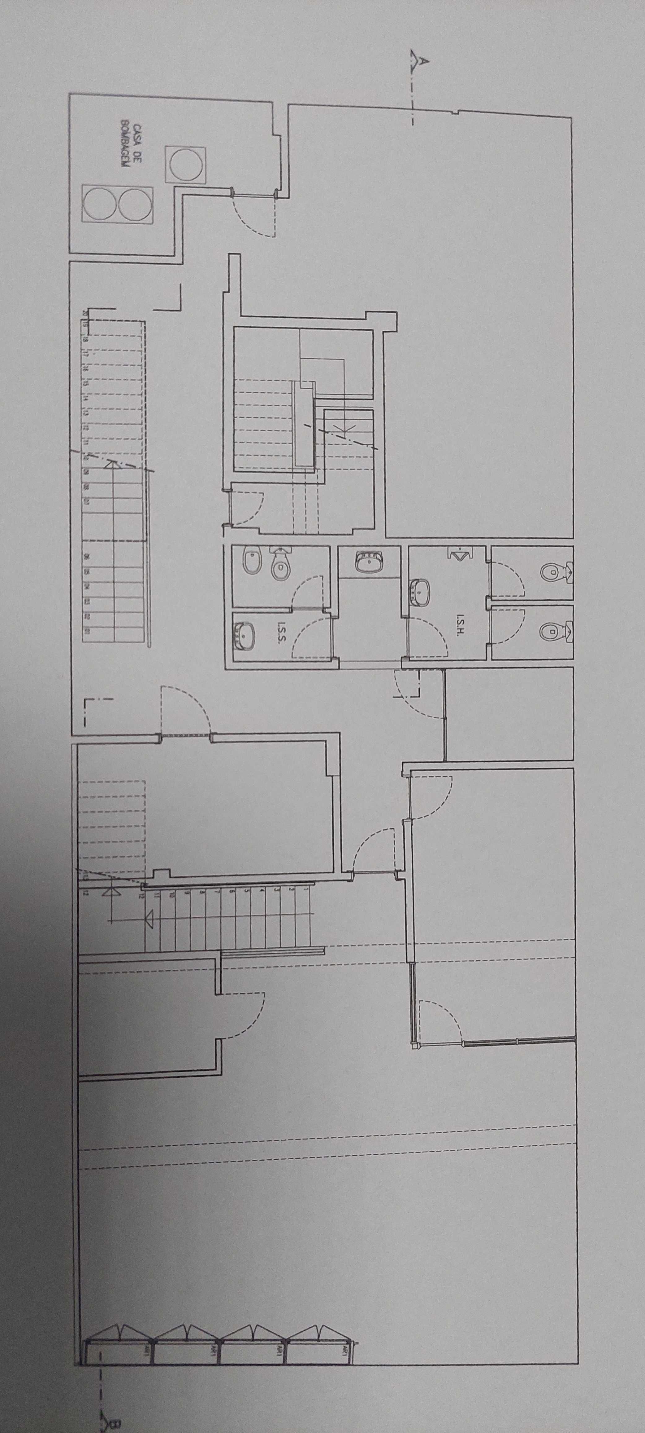 Arrenda ,  loja  c/ 436 m2 , frente ao Lidl , Barreiro