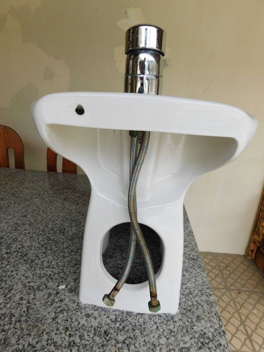 Bidé de casa de banho com torneira