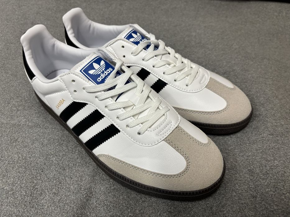 Adidas samba.