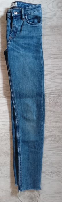Jeansy firmy Mango .