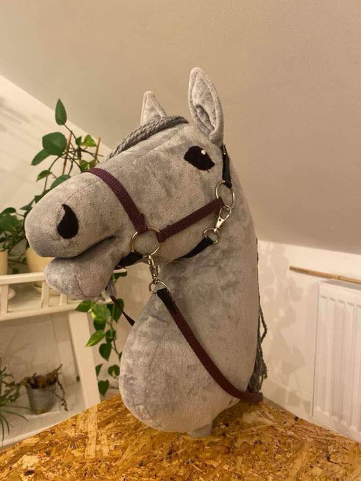 Komolet 4 róznych ogłowii dla hobby horse