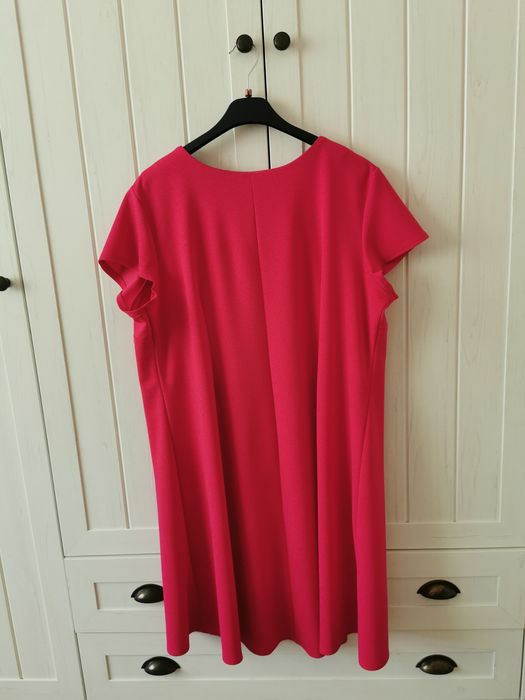Sukienka plussize trapezowa fuksja firmy aneta