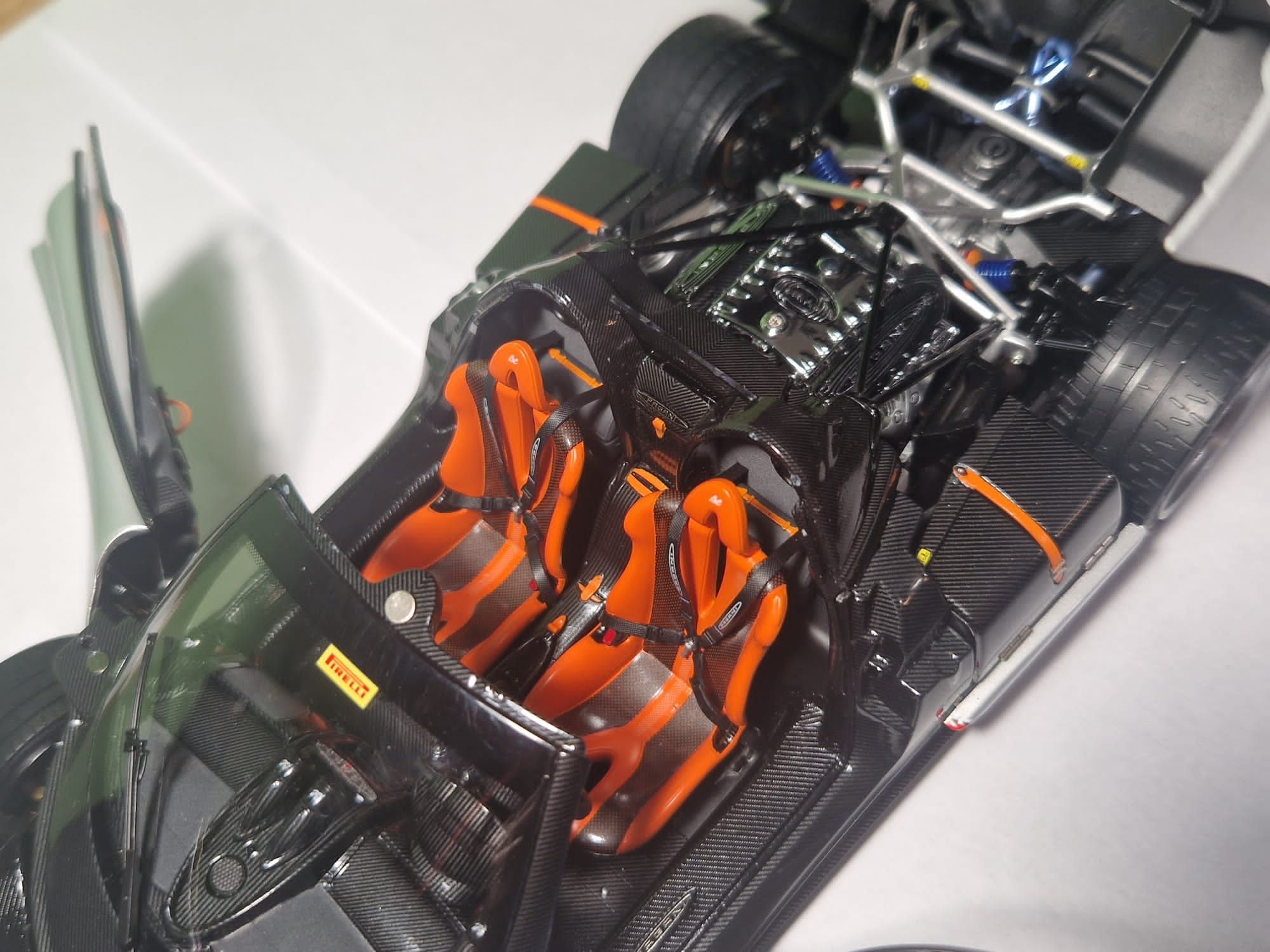 LCD Pagani Huayra Roadster 1:18 detal lepszy od Autoart
