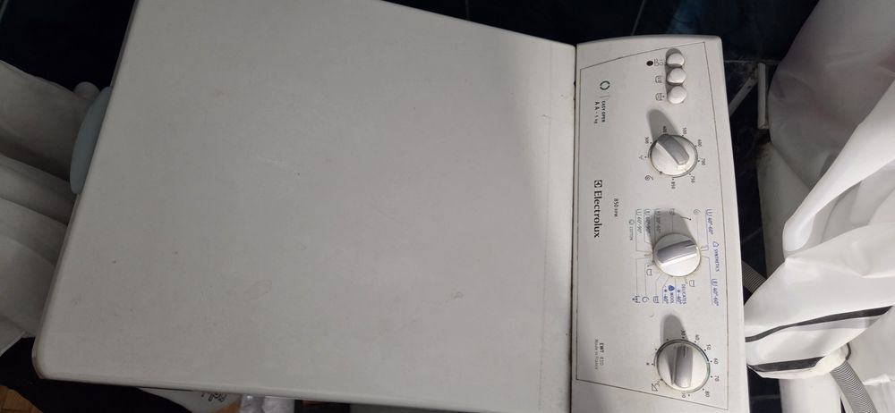Продається пральна машина електролюкс з верхнім завантаженням бу