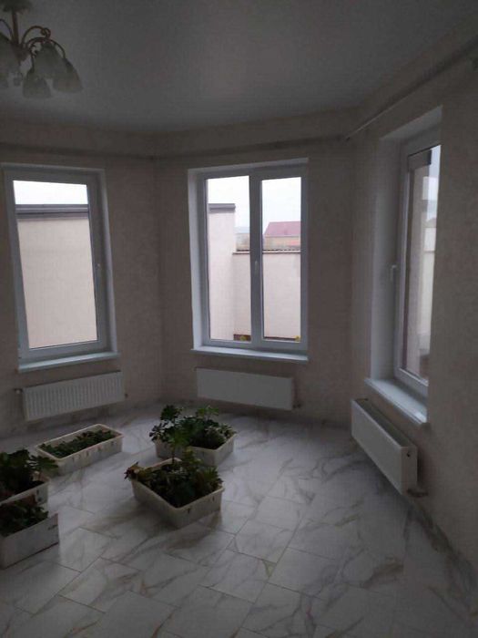 Дом Нерубайское. в центрі 2 поверхи  новий з усім пакетом документів