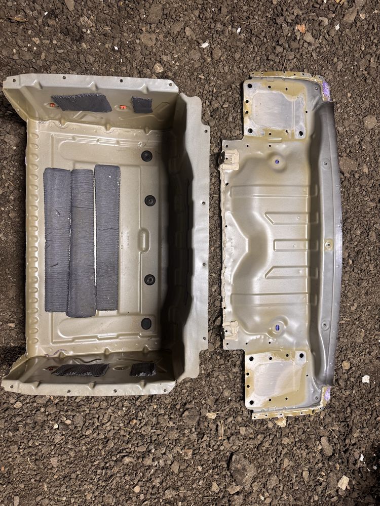 Tesla model 3 заднє корито метал задня панель 1073861-00-F 1073865-00
