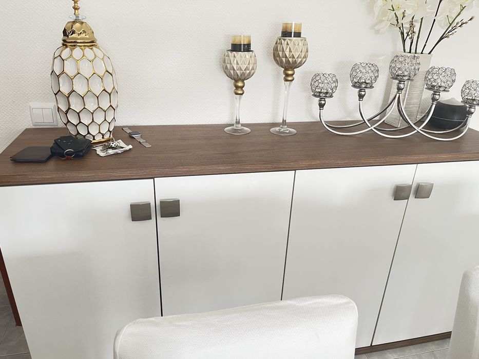 Mesa c/ cadeiras e aparador