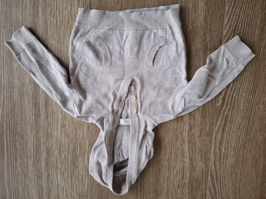 Sweter beżowy z kapturem 68