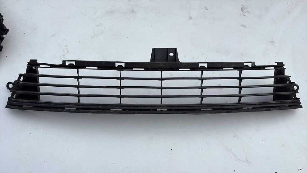 Toyota Auris II Lift 2015–2018 – Dolny Grill / Kratka Zderzaka