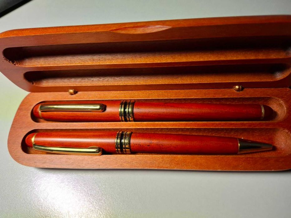 Набір новеньких ручок (чорнильна та кулькова). Жовте перо.