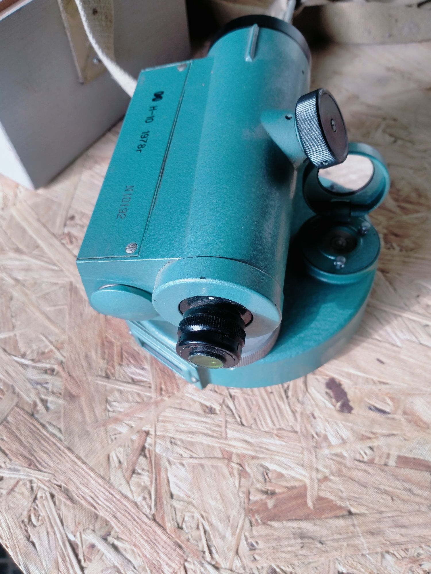 Нивелир Н-10 в коробке
